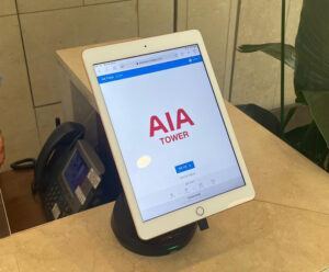 AIA 타워 내 검은색 태블릿 스탠드 위에 놓인 흰색 태블릿