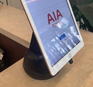 AIA 타워 내 검은색 태블릿 스탠드 위에 놓인 흰색 태블릿