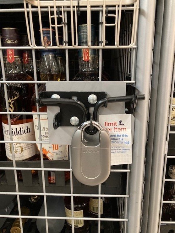 메이저 매장 내 케이지에 있는 술병을 Padlock