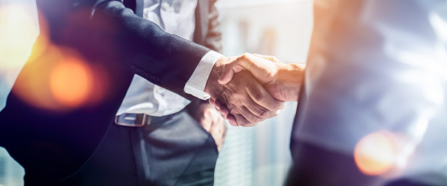 기업 인수합병을 위한 비즈니스맨의 악수, 성공적인 협상, 악수, 두 비즈니스맨이 파트너와 악수하며 협력 관계와 비즈니스 거래 성사를 축하하는 개념