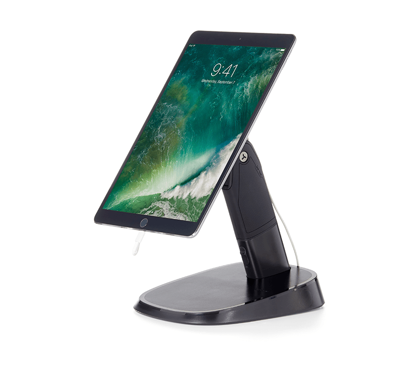 검정색 디스플레이 스탠드 왼쪽에 배치된 iPad