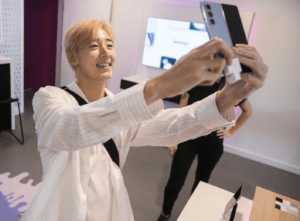 Samsung 보안 디스플레이에서 스마트폰을 다루는 모습