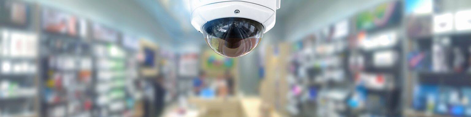 CCTV 보안 파노라마, 상점 배경 흐릿하게 처리됨.