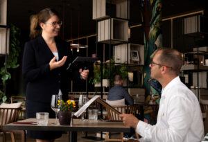 두 사람이 함께 사용하는 mPOS