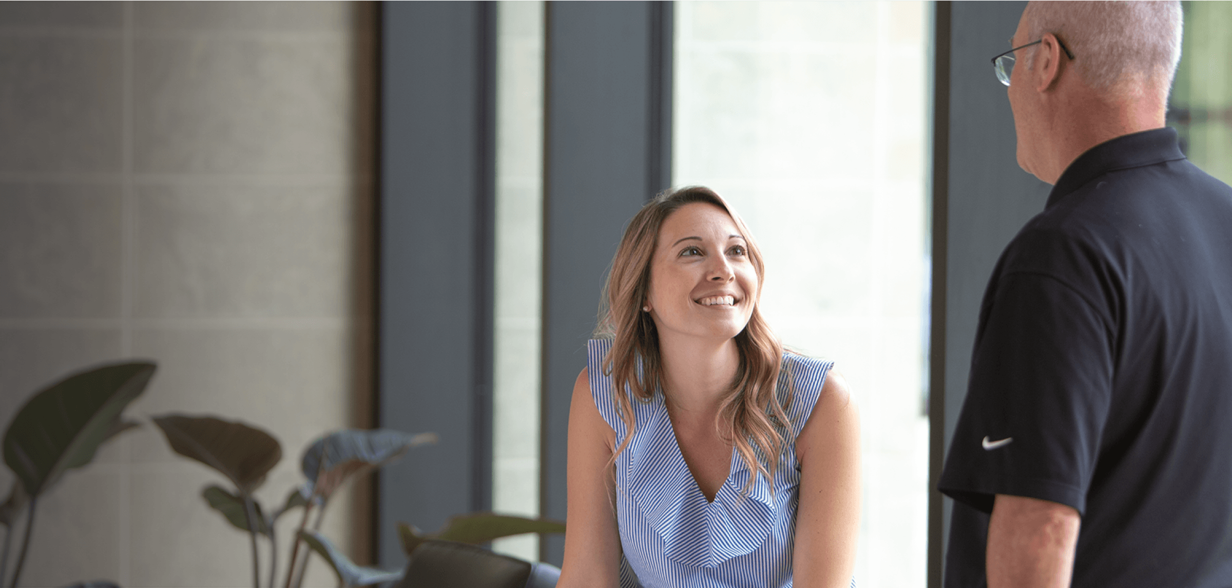 남성 및 여성 직원이 InVue 향해 미소 짓고 있다