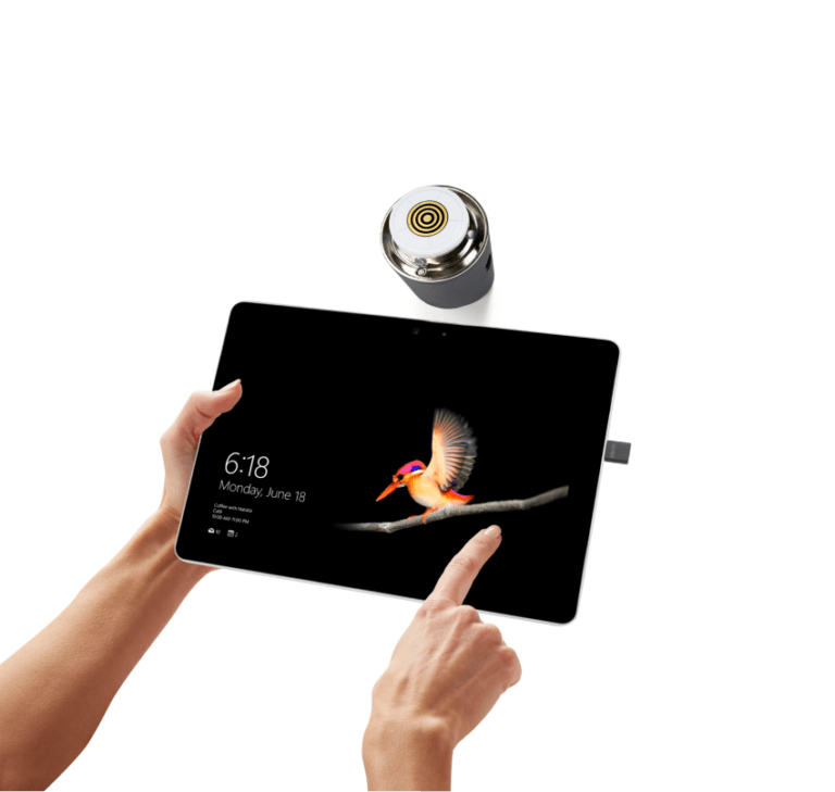 위에서 CT101 , 손에 태블릿을 들고 있는 모습