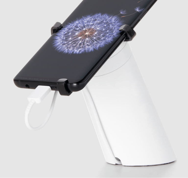 하얀색 OnePOD 휴대폰을 들고 있다