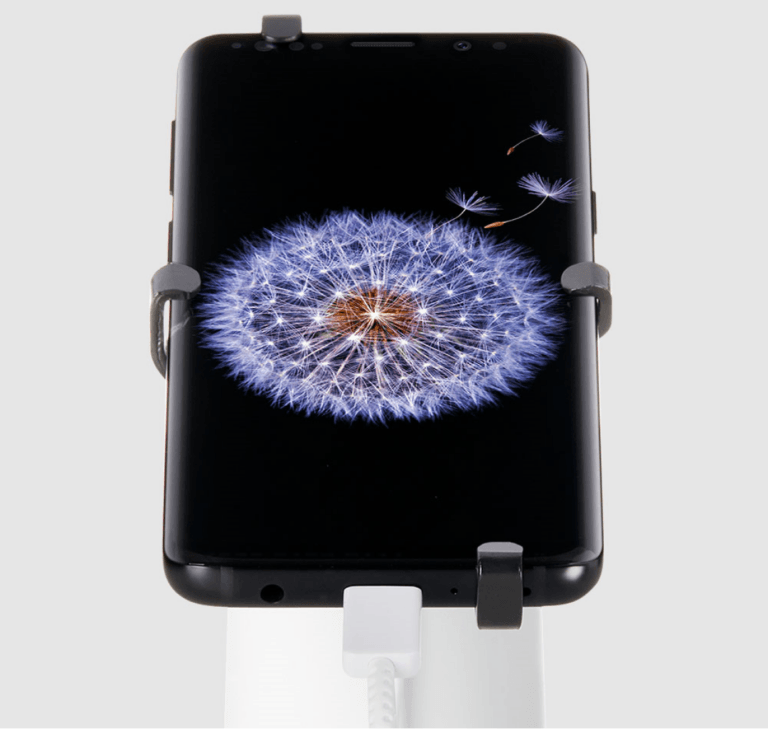 OnePOD 퀵 릴리스 브라켓이 닫힌 상태로 휴대폰을 들고 있음