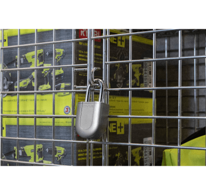 하드웨어 제품으로 케이지를 고정하는 InVue