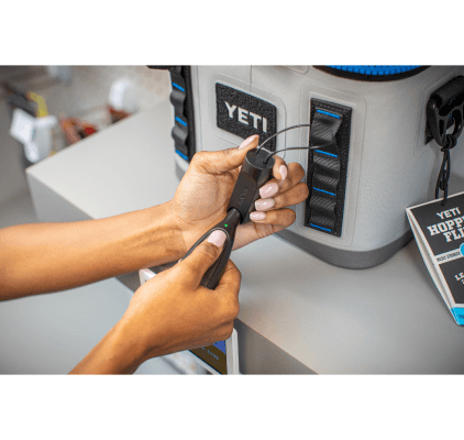 OneKEY 예티 쿨러에 고정된 케이블 잠금 장치의 앵커를 OneKEY