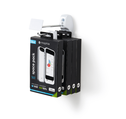 InVue 후크에 매달린 휴대폰 액세서리 상자.