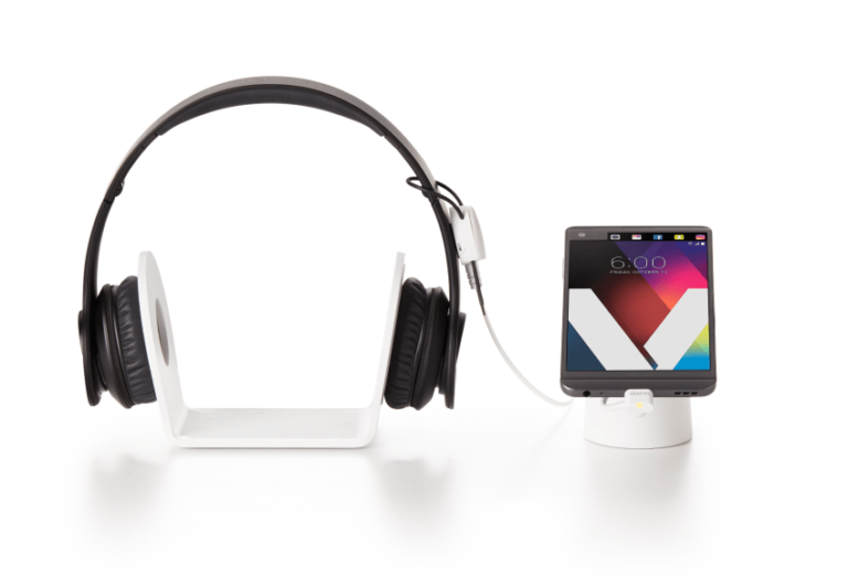 흰색 보안 디스플레이 위에 놓인 헤드폰과 태블릿 기기