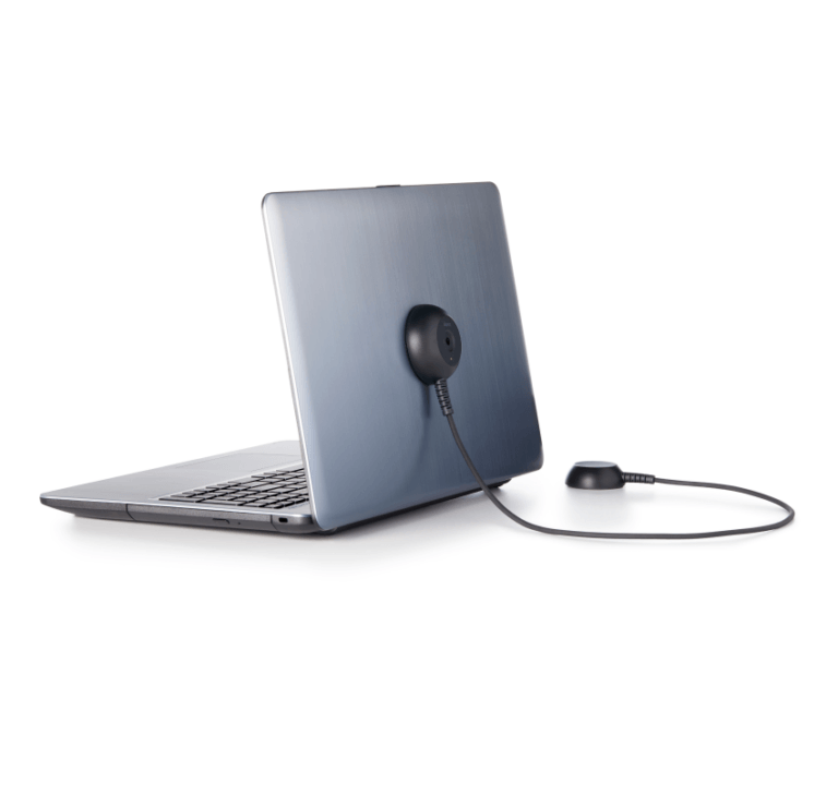 카운터 Laptop AOP 놓인 검은색 Laptop AOP , 왼쪽을 향한 열린 노트북에 부착됨