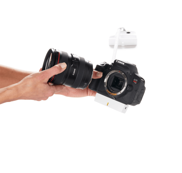 카메라와 렌즈는 안전하게 전시되어 있습니다