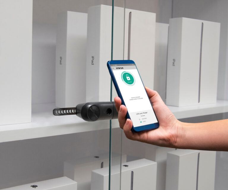 블랙 색상의 InVue LIVE 잠금 장치, 휴대폰 잠금 해제 기능 포함