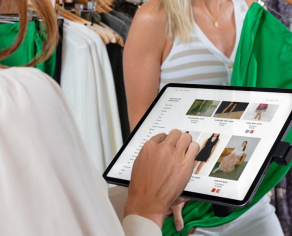 NE150 POS 스탠드를 들고 있는 여성