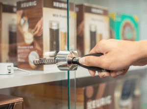 InVue OneKEY 유리문용OneKEY , 고급 보안 솔루션을 위해 설계됨