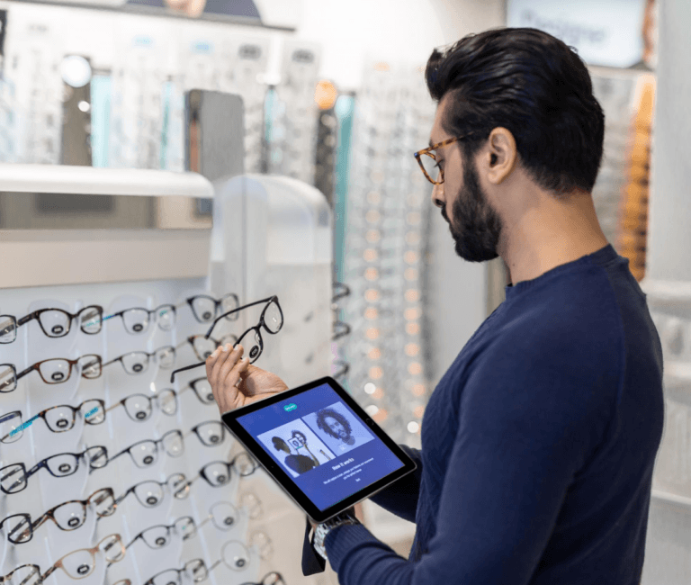 안경을 든 남자 및 CT101