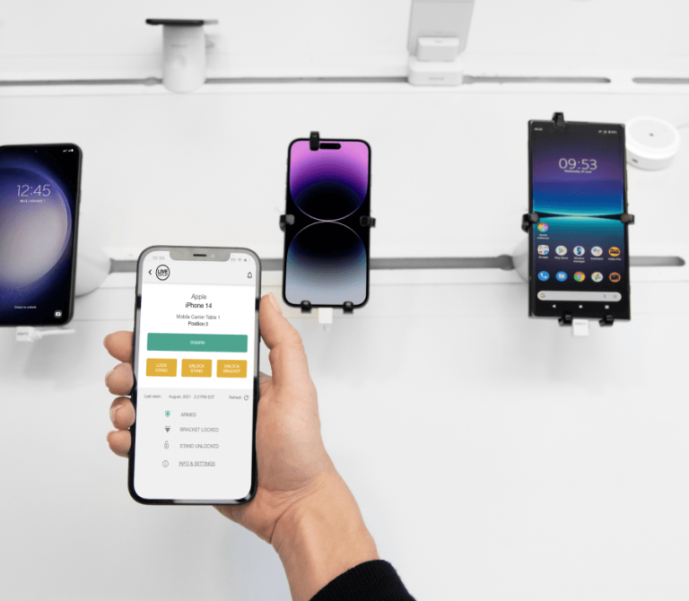 OnePOD와 함께 진열된 휴대폰들