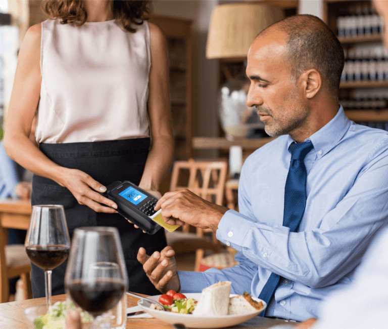 NE360H  mPOS (남성이 신용카드와 함께 손에 들고 있는 모습)