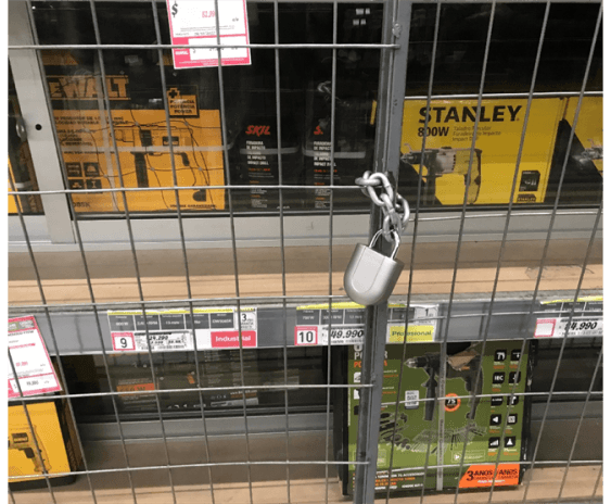 InVue Dewalt 제품이 들어 있는 캐비닛 잠금