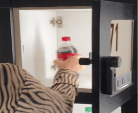 매점 상품이 있는 사물함을 손으로 열다