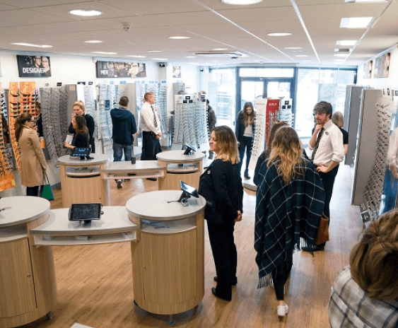 테이블 위에 CT101이 놓인 소매점 내 사람들