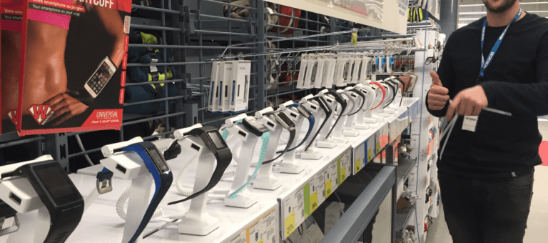 스포츠 용품 소매점에 전시된 스마트 워치