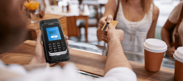 NE360H  mPOS 들고 있는 여성이 고객에게 신용카드를 돌려주고 있다