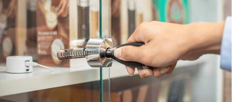 OneKEY )OneKEY 유리 캐비닛 도어의 스마트 잠금 장치를 OneKEY .