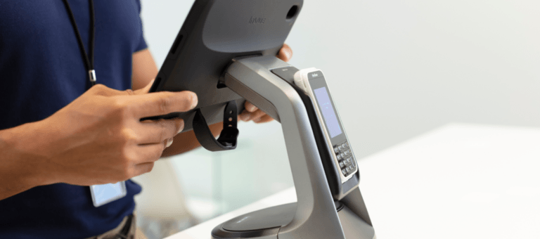 태블릿 스탠드를 사용하는 손