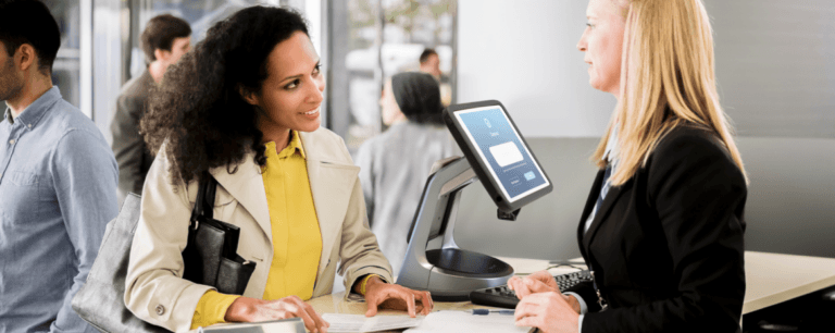 보안 태블릿 스탠드 옆에서 이야기하는 두 여성