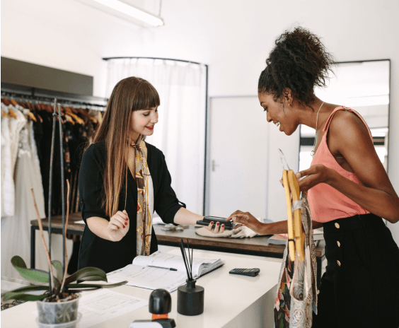 옷을 들고 있는 여성, NE360H  mPOS 결제 중