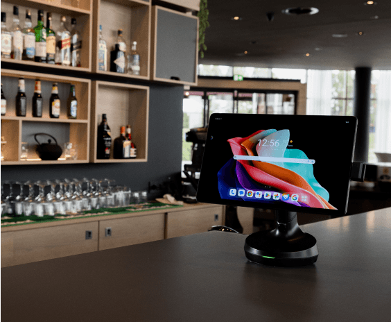 바 앞의 태블릿 스탠드