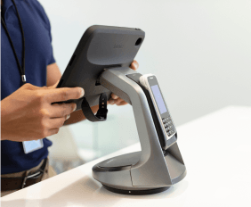 태블릿 스탠드에 손으로 주문 입력하기