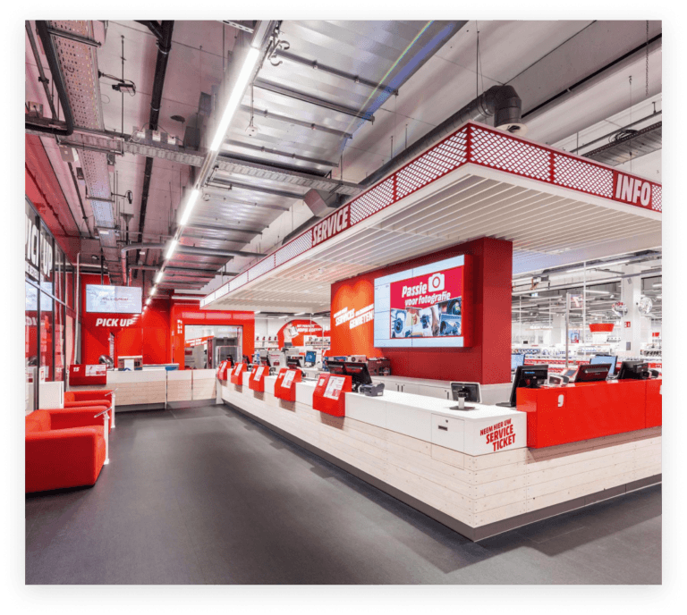 미디어마르크트 매장 내 빨간색과 흰색 제품 진열대