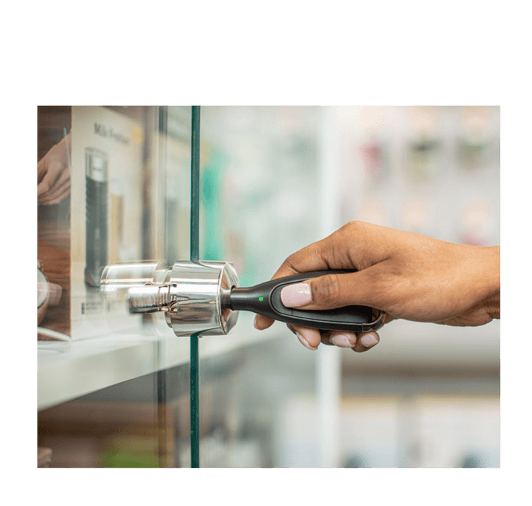 유리문에 설치된 보안 잠금 장치가 OneKEY 해제됨