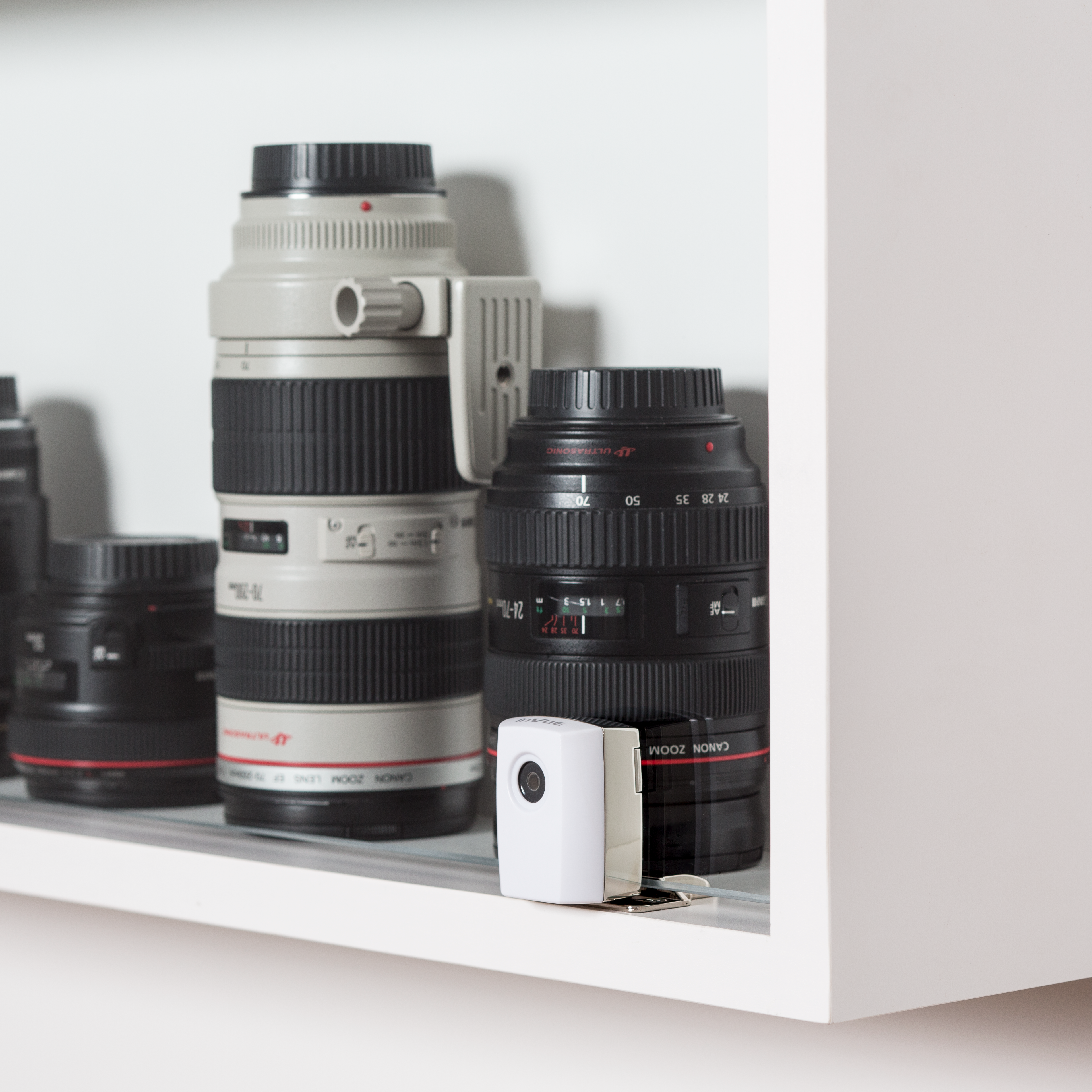 화이트 색상의 InVue 플런저 잠금장치, 고급 보안 솔루션을 위해 설계됨