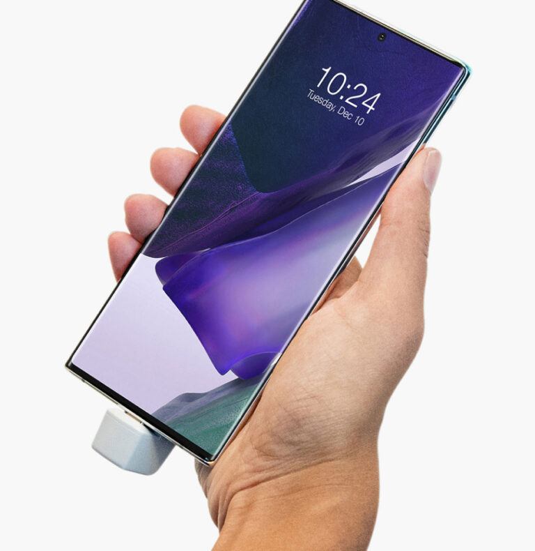 S3100v 보안 기능이 탑재된 휴대폰을 손에 쥔 상태