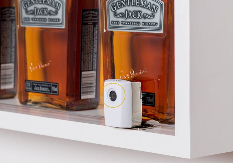 화이트 색상의 InVue 플런저 잠금장치, 고급 보안 솔루션을 위해 설계됨 - 잠김