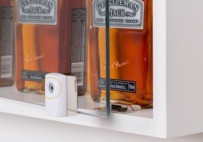 화이트 컬러의 InVue 플런저 잠금장치, 고급 보안 솔루션을 위해 설계됨 - 잠금 해제