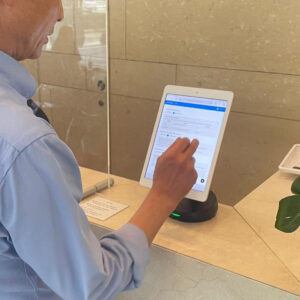 검은색 태블릿 받침대 위의 흰색 태블릿 