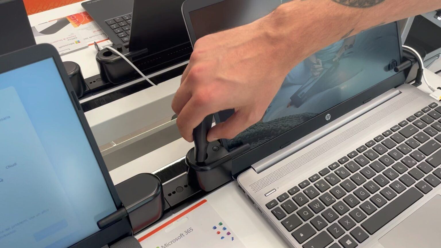 Expert Link에서 노트북 잠금 해제 중