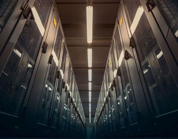 천장 조명 시설이 갖춰진 데이터 센터 배치도