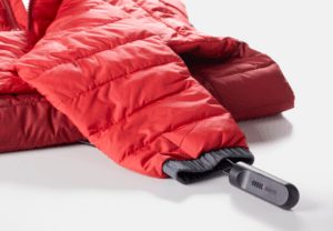 빨간 재킷에 달린 케이블 자물쇠