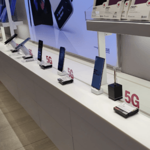 보안용 디스플레이 스탠드에 전시된 스마트워치