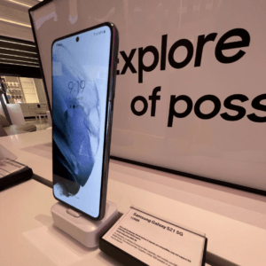 보안 디스플레이 스탠드에 있는 스마트워치