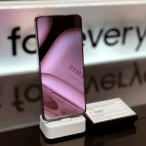 보안 디스플레이 스탠드에 있는 스마트워치