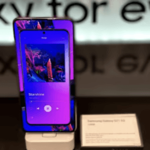 보안 디스플레이 스탠드에 있는 스마트워치