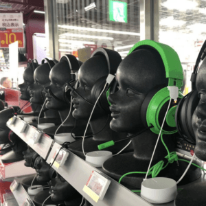 헤드폰이 안전하게 전시되어 있습니다